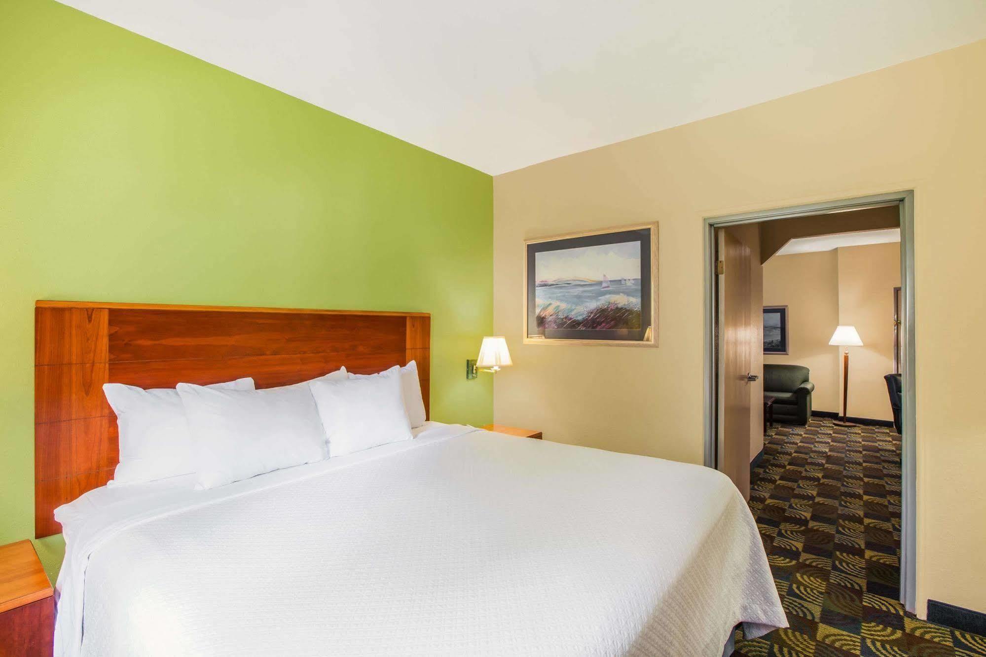 Days Inn & Suites By Wyndham Corpus Christi Central Extérieur photo